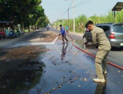 Tumpahan Solar di Jalan Raya Sumberjo Ngasem Dibersihkan, Cegah Kecelakaan