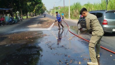 Tumpahan Solar di Jalan Raya Sumberjo Ngasem Dibersihkan, Cegah Kecelakaan