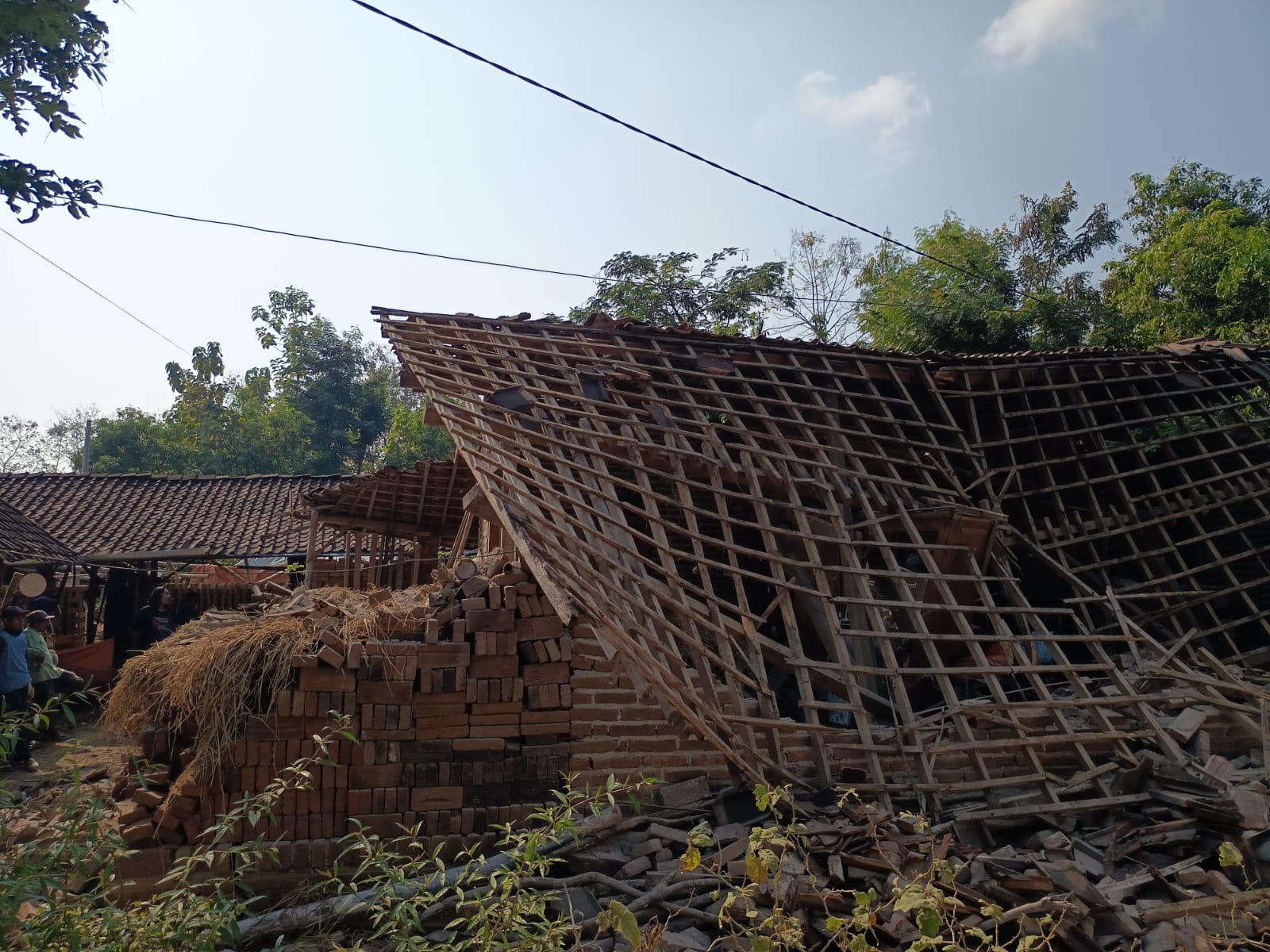 Cuaca Cerah, Rumah Janda di Ponorogo Mendadak Ambruk hingga Rata Tanah