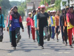 Jelang Lomba Agustusan, Siswa SDN 1 Kandat Intensif Latihan Baris-Berbaris