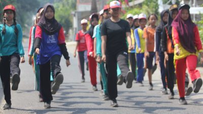 Jelang Lomba Agustusan, Siswa SDN 1 Kandat Intensif Latihan Baris-Berbaris