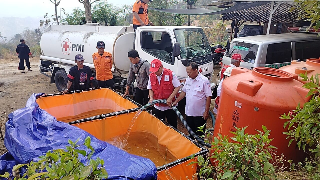 PMI Ponorogo Salurkan Air Bersih untuk Warga Terdampak Kekeringan di Bungkal