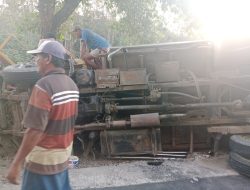 Tidak Disangka, Diduga Gara-Gara Rem Blong, Truk Angkut Tebu Terguling di Ngluyu Nganjuk