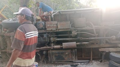 Tidak Disangka, Gara-Gara Rem Diduga Blong, Truk Angkut Tebu Terguling di Ngluyu Nganjuk