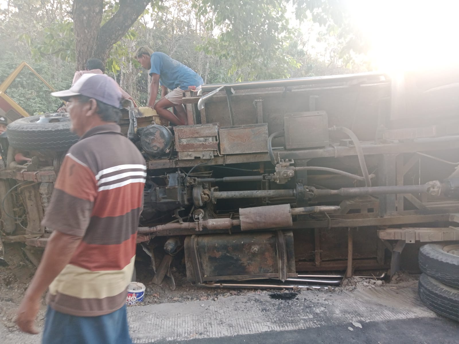 Tidak Disangka, Gara-Gara Rem Diduga Blong, Truk Angkut Tebu Terguling di Ngluyu Nganjuk