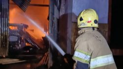 Kebakaran Hebat di Kabupaten Kediri Hanguskan Rumah dan Enam Kendaraan, Kerugian Capai Rp1 Miliar  Lima Mobil Damkar Dikerahkan