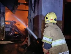 Kebakaran Hebat di Kabupaten Kediri Hanguskan Rumah dan Enam Kendaraan, Kerugian Capai Rp1 Miliar  Lima Mobil Damkar Dikerahkan