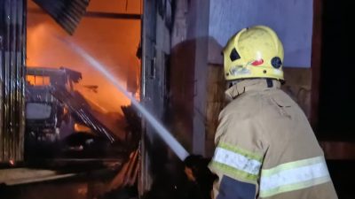 Kebakaran Hebat di Kabupaten Kediri Hanguskan Rumah dan Enam Kendaraan, Kerugian Capai Rp1 Miliar Lima Mobil Damkar Dikerahkan
