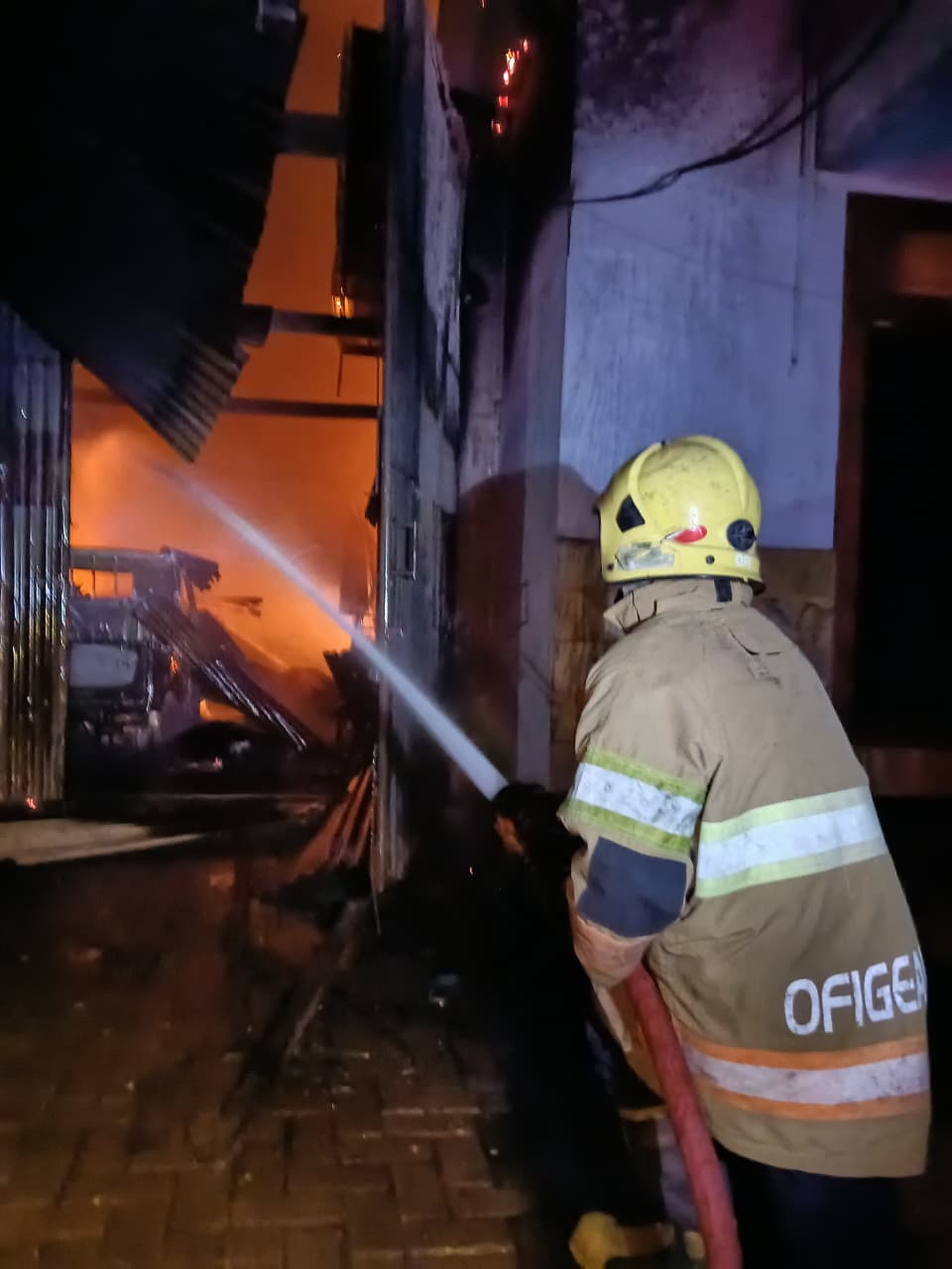 Kebakaran Hebat di Kabupaten Kediri Hanguskan Rumah dan Enam Kendaraan, Kerugian Capai Rp1 Miliar Lima Mobil Damkar Dikerahkan