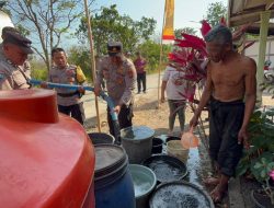 Polsek Pulung Salurkan 16 Ribu Liter Air Bersih untuk 180 KK Terdampak Kekeringan