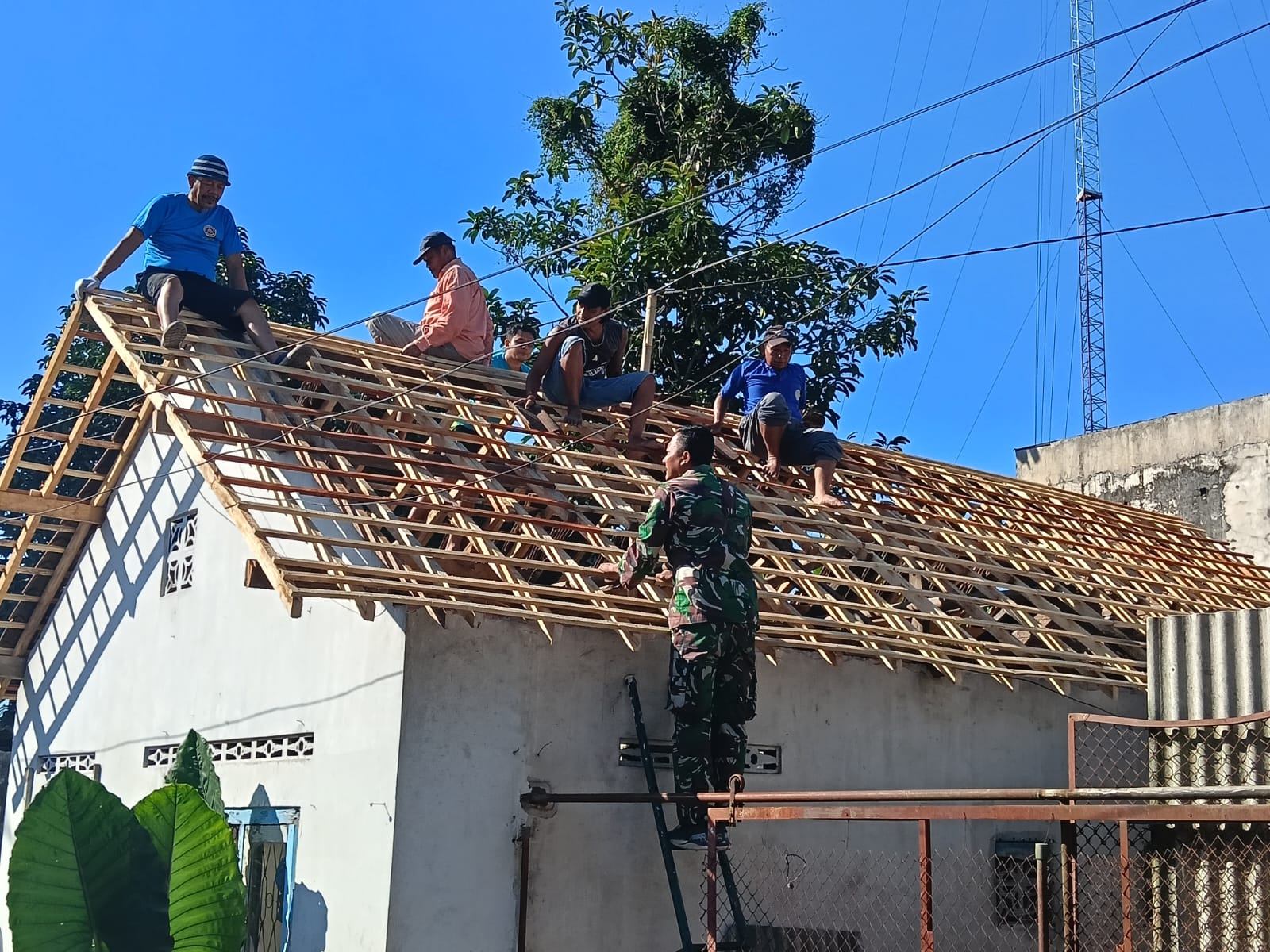 Wujudkan Hunian Layak, Babinsa dan Warga Gotong Royong Renovasi Rumah Warga
