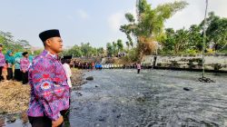 Warga Ngindeng Gelar Upacara Kemerdekaan di Tengah Sungai Waduk Bendo