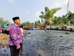 Warga Ngindeng Gelar Upacara Kemerdekaan di Tengah Sungai Waduk Bendo