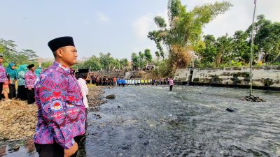 Warga Ngindeng Gelar Upacara Kemerdekaan di Tengah Sungai Waduk Bendo