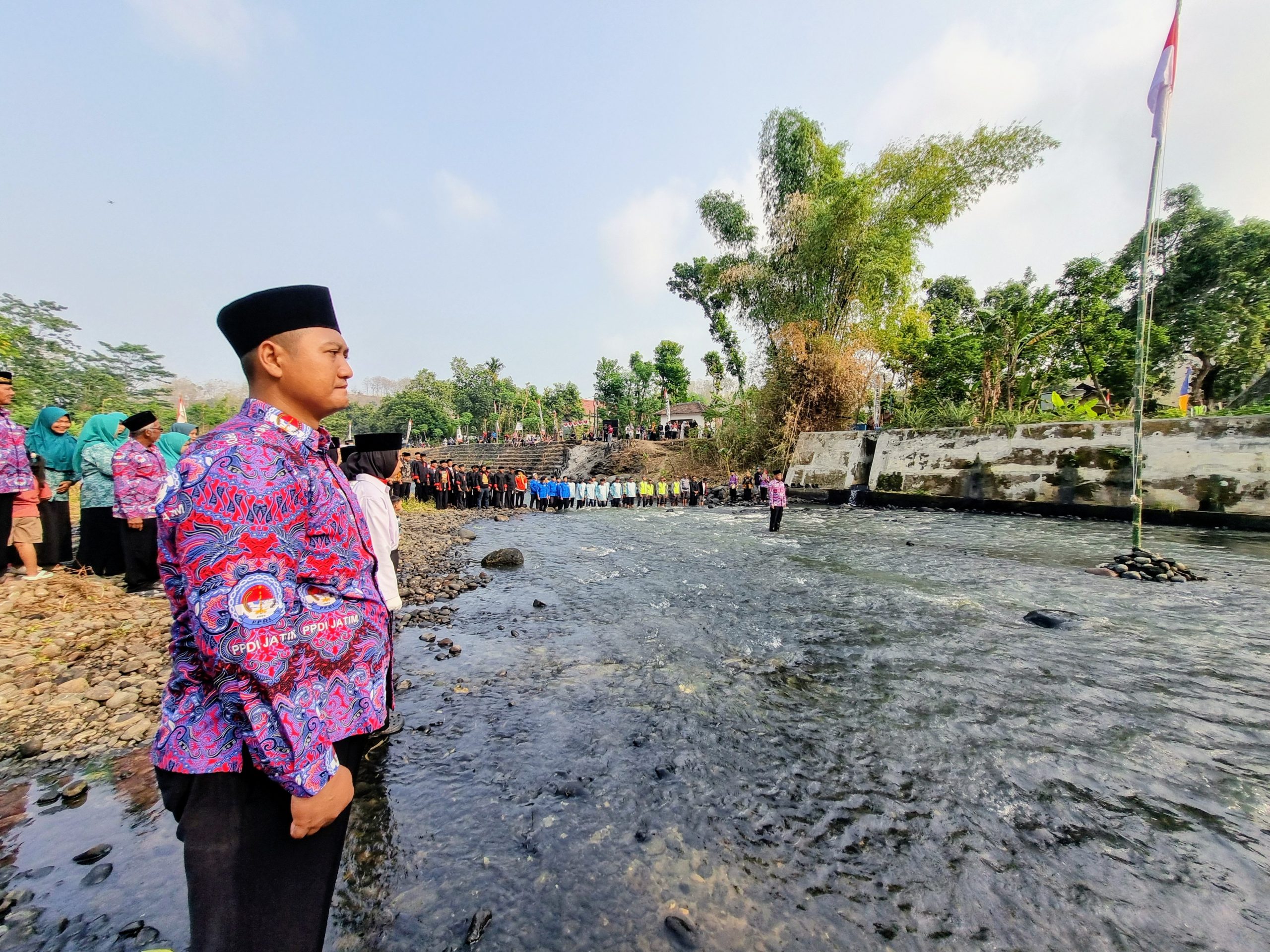Warga Ngindeng Gelar Upacara Kemerdekaan di Tengah Sungai Waduk Bendo