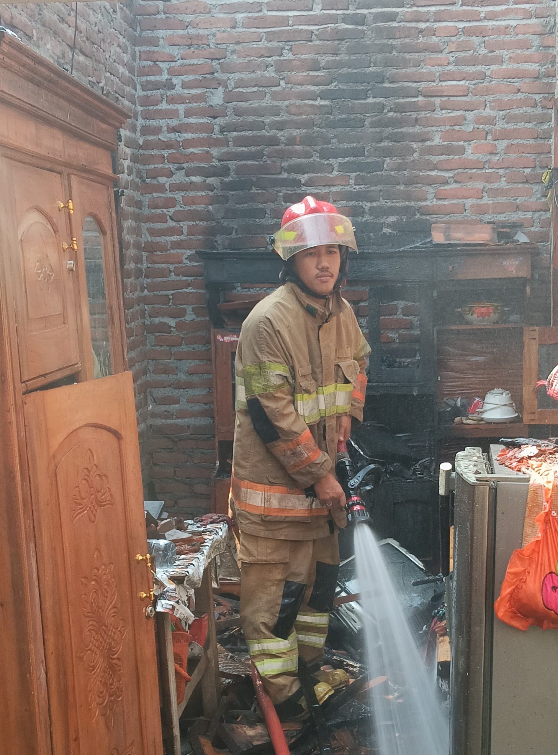 Lupa Memadamkan Api Saat Memasak, Rumah Warga di Kayen Kidul Terbakar