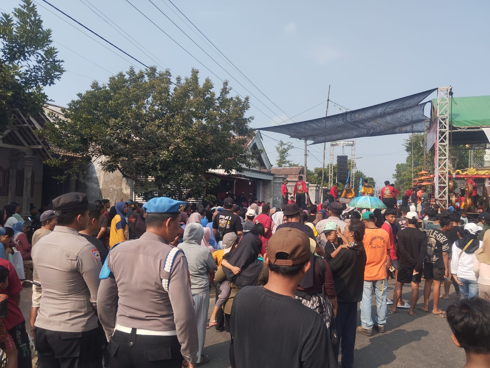 Polsek Kras Intensif Amankan Pertunjukan Seni Agustusan di Sejumlah Desa