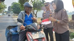 Semarak HUT ke-81 RI, Polsek Kandat Bagikan 81 Bendera Merah Putih kepada Pengguna Jalan
