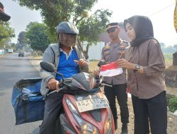 Semarak HUT ke-81 RI, Polsek Kandat Bagikan 81 Bendera Merah Putih kepada Pengguna Jalan