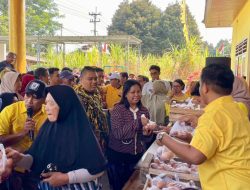 HUT RI ke-81, Golkar Kediri Borong Telur Peternak dan Bagikan Makanan Gratis kepada Warga