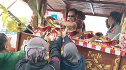 Bagikan 2.000 Telur Rebus Gratis, Pemkab Kediri Peduli Gizi Warga Saat Parade Cikar