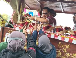 Bagikan 2.000 Telur Rebus Gratis, Pemkab Kediri Peduli Gizi Warga Saat Parade Cikar