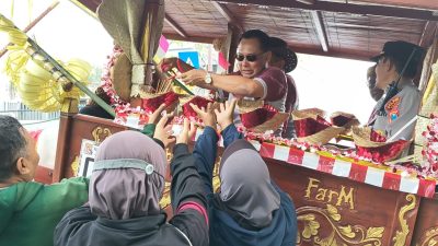 Bagikan 2.000 Telur Rebus Gratis, Pemkab Kediri Peduli Gizi Warga Saat Parade Cikar
