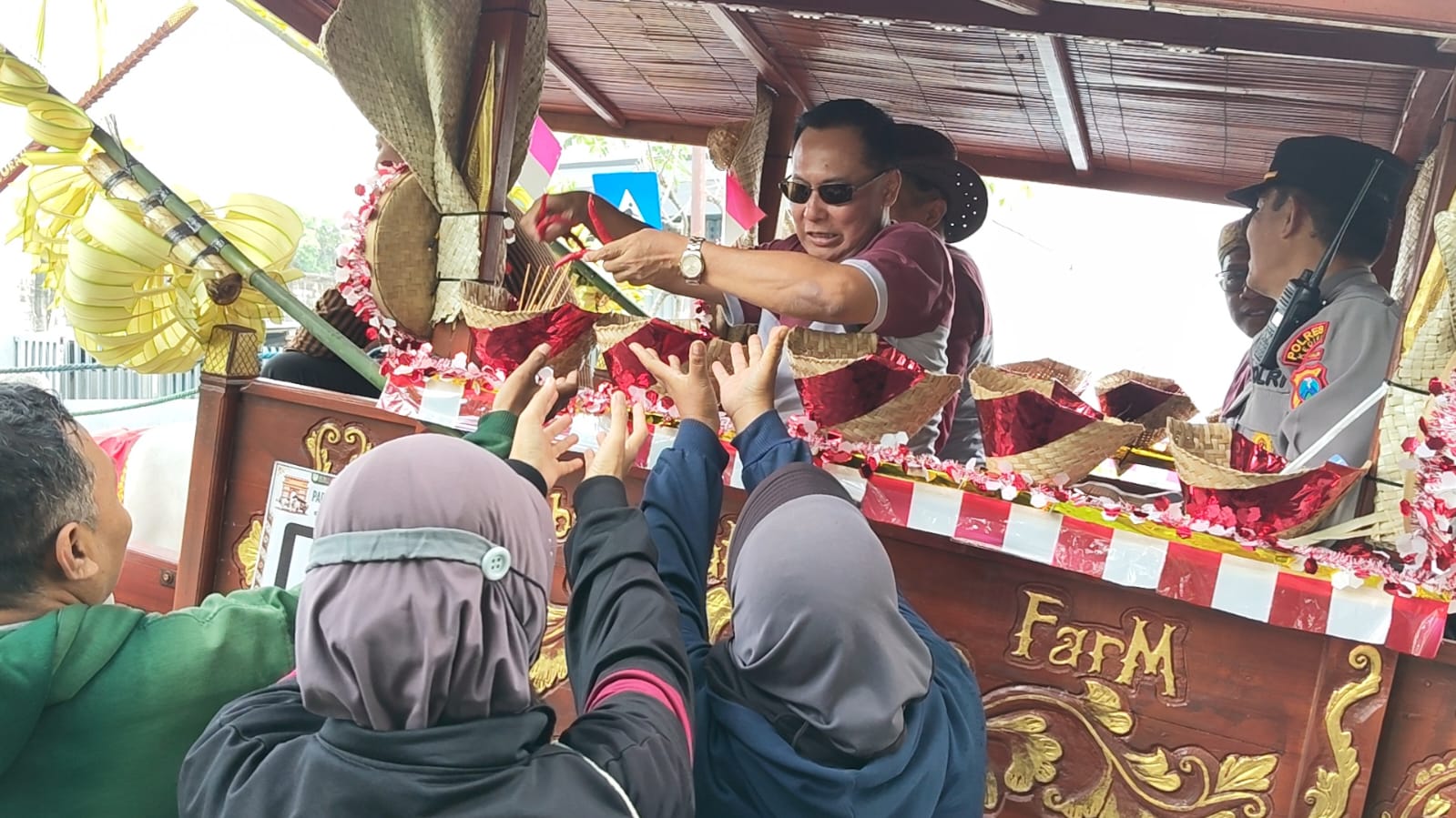 Bagikan 2.000 Telur Rebus Gratis, Pemkab Kediri Peduli Gizi Warga Saat Parade Cikar