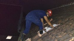 Kunci Rolling Door Tertinggal di Dalam Toko, Damkar Kabupaten Kediri Turun Tangan