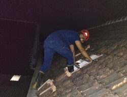 Kunci Rolling Door Tertinggal di Dalam Toko, Damkar Kabupaten Kediri Turun Tangan