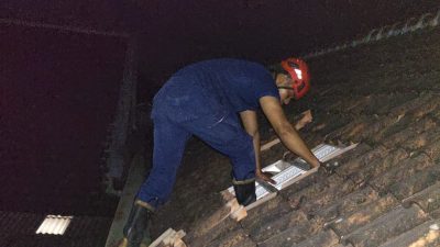 Kunci Rolling Door Tertinggal di Dalam Toko, Damkar Kabupaten Kediri Turun Tangan