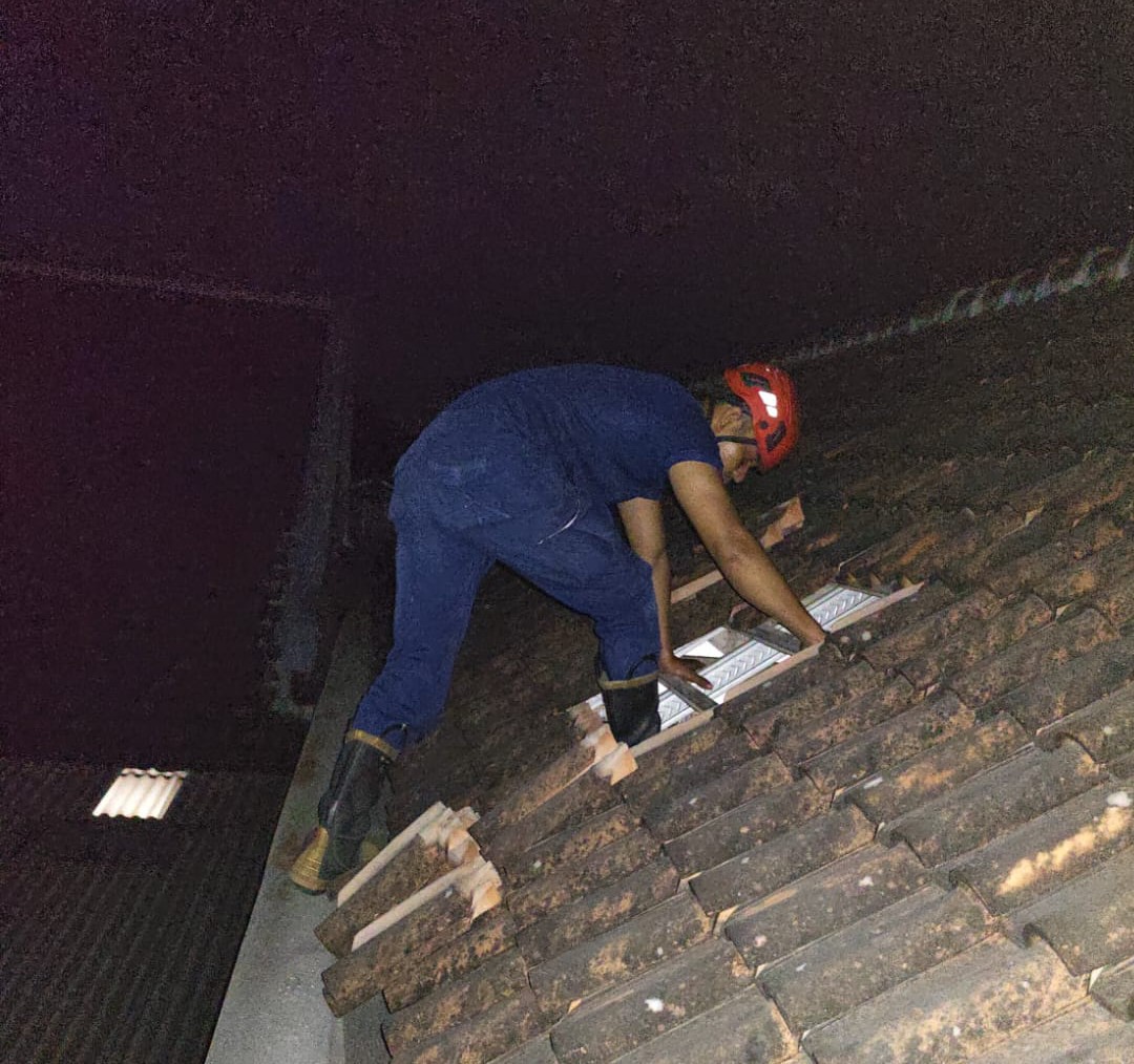 Kunci Rolling Door Tertinggal di Dalam Toko, Damkar Kabupaten Kediri Turun Tangan