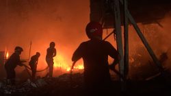 Gudang Rosok Terbakar, Damkar Kerahkan Tiga Armada Cegah Api Merembet ke Permukiman