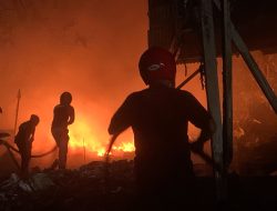 Gudang Rosok Terbakar, Damkar Kerahkan Tiga Armada Cegah Api Merembet ke Permukiman