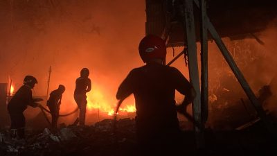 Gudang Rosok Terbakar, Damkar Kerahkan Tiga Armada Cegah Api Merembet ke Permukiman