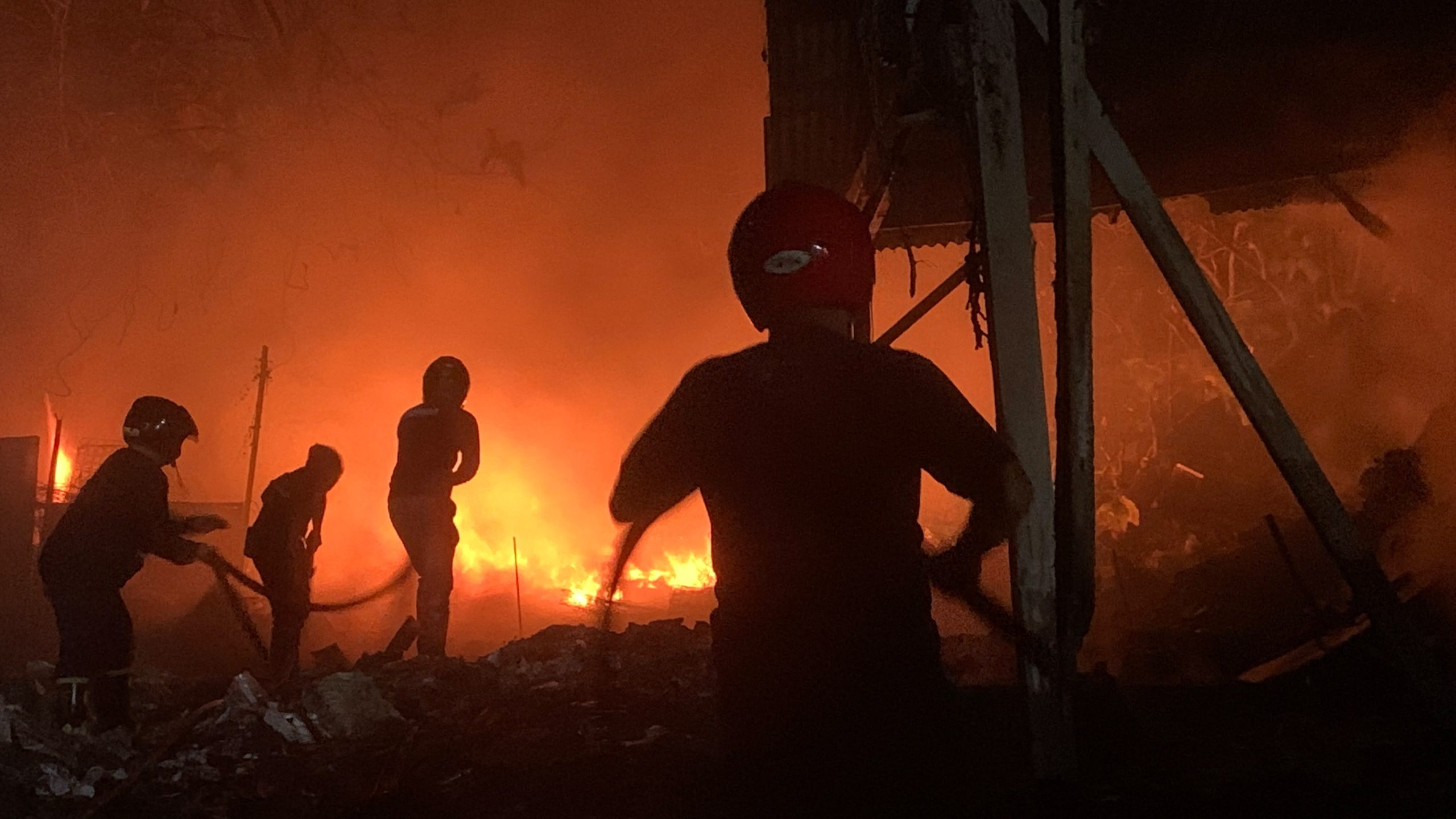 Gudang Rosok Terbakar, Damkar Kerahkan Tiga Armada Cegah Api Merembet ke Permukiman