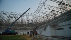 Target Rampung Akhir November, Pemasangan Rangka Atap Stadion GDJ Gunakan Tiga Crane