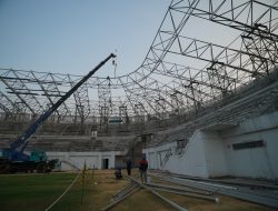 Target Rampung Akhir November, Pemasangan Rangka Atap Stadion GDJ Gunakan Tiga Crane