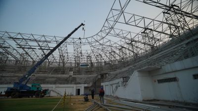 Target Rampung Akhir November, Pemasangan Rangka Atap Stadion GDJ Gunakan Tiga Crane