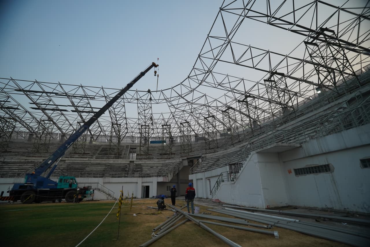 Target Rampung Akhir November, Pemasangan Rangka Atap Stadion GDJ Gunakan Tiga Crane