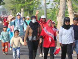 Ribuan Warga Jemekan Ringinrejo Meriahkan HUT ke-81 RI Lewat Jalan Sehat