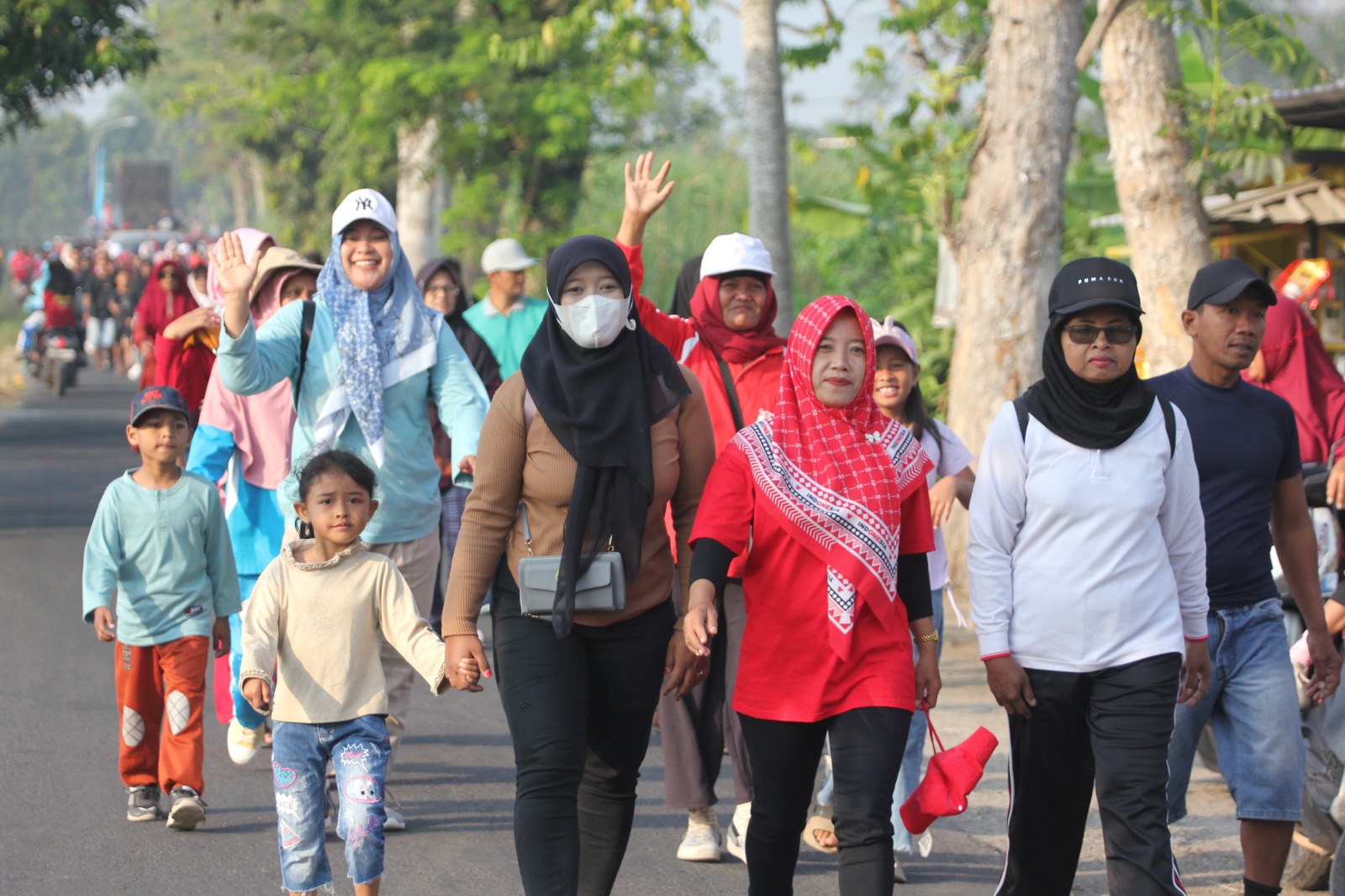 Ribuan Warga Jemekan Ringinrejo Meriahkan HUT ke-81 RI Lewat Jalan Sehat