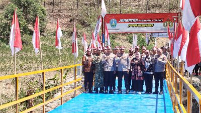 Kapolda Jawa Timur Irjen Pol Nanang Avianto bersama jajaran Forkopimda Ponorogo saat meresmikan jembatan