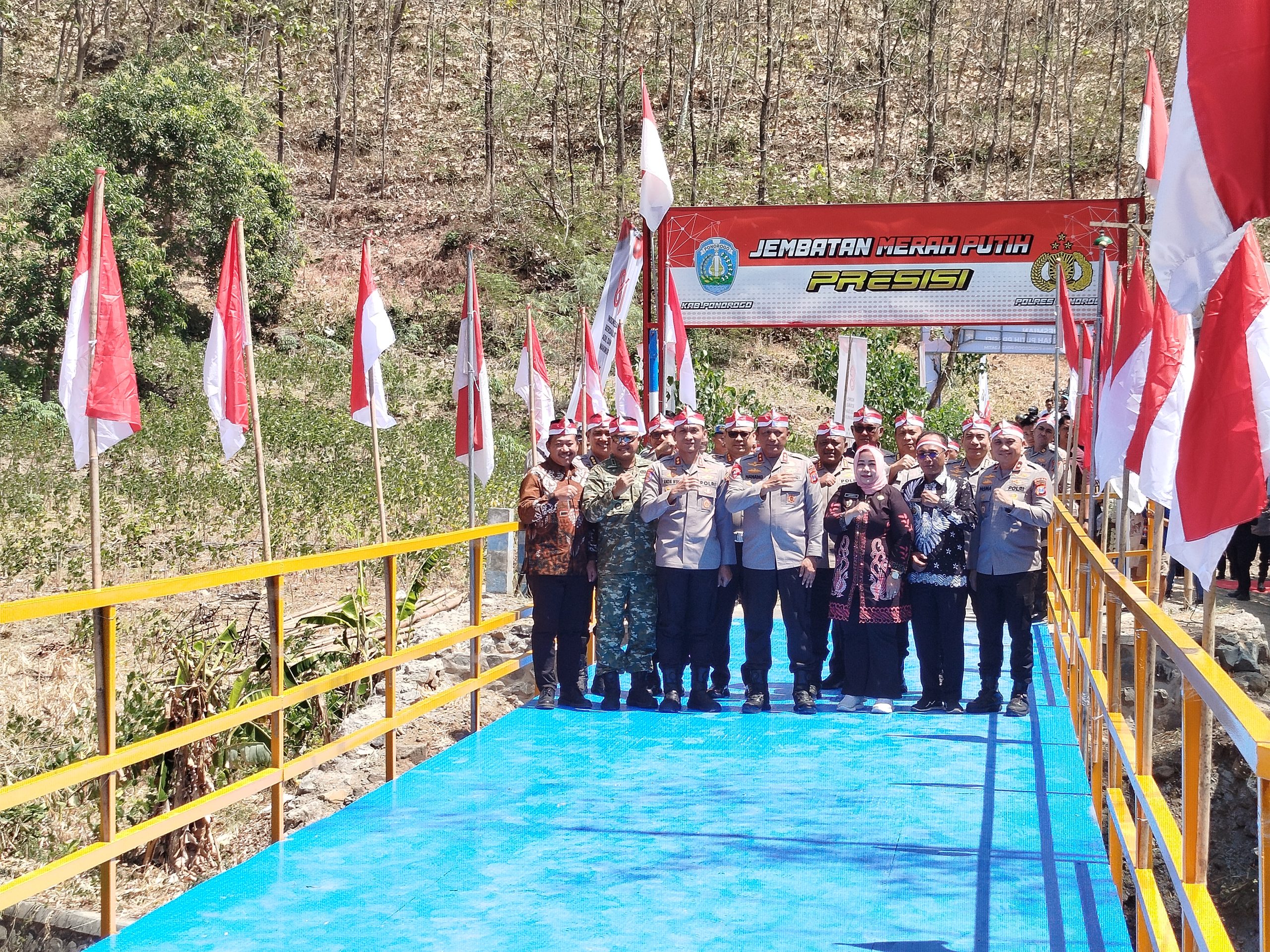 Kapolda Jawa Timur Irjen Pol Nanang Avianto bersama jajaran Forkopimda Ponorogo saat meresmikan jembatan
