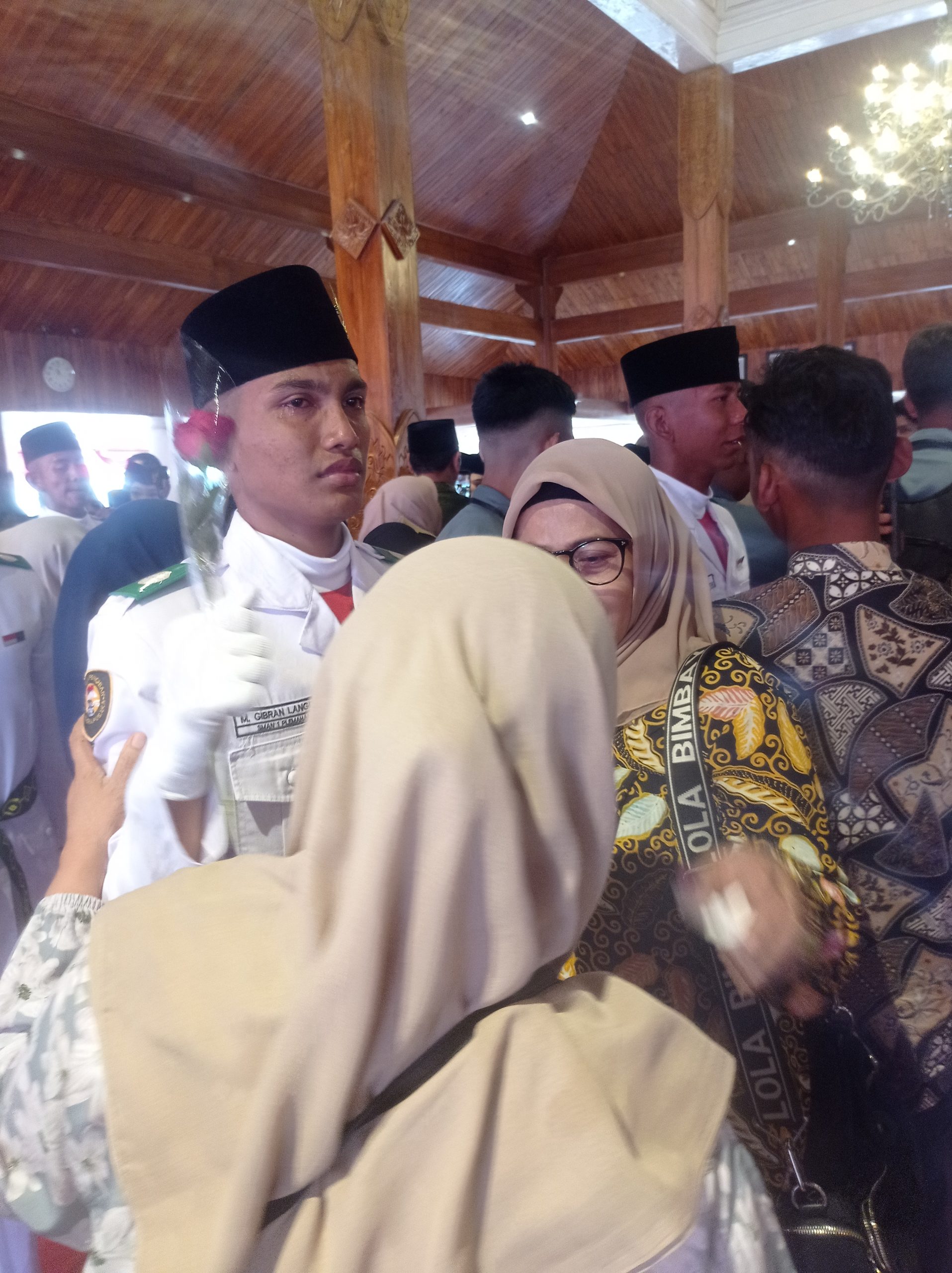 Isak Tangis Warnai Pertemuan Paskibraka Kabupaten Kediri dengan Orang Tua