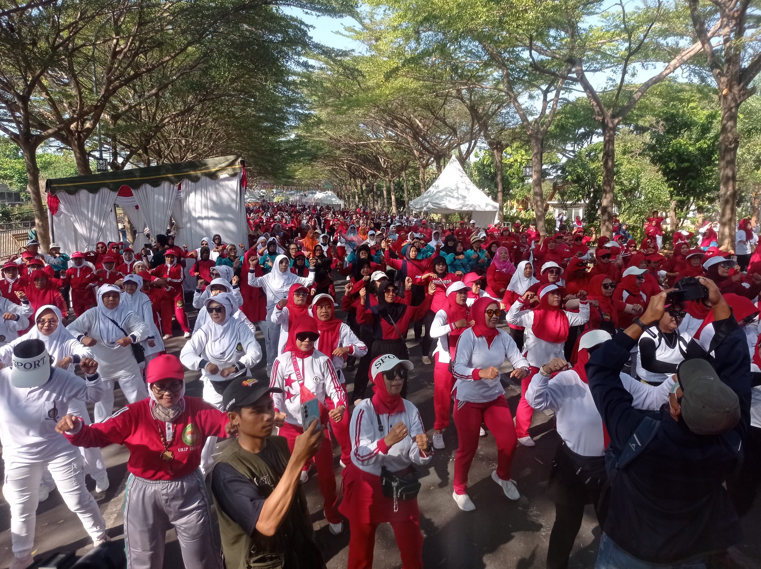 Puncak Festival Lansia Kabupaten Kediri 2026, Seribu Lansia Antusias Ikuti Senam di RTH SLG