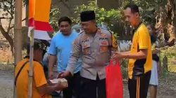 Mobil Senyum Polsek Plemahan Bagikan 100 Paket Nasi Kotak di Desa Puh Jarak