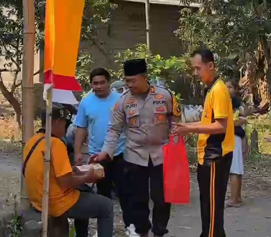 Mobil Senyum Polsek Plemahan Bagikan 100 Paket Nasi Kotak di Desa Puh Jarak
