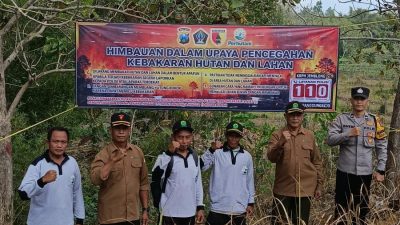 Cegah Karhutla, Polisi di Panggungrejo Pasang Banner Imbauan Pencegahan Kebakaran
