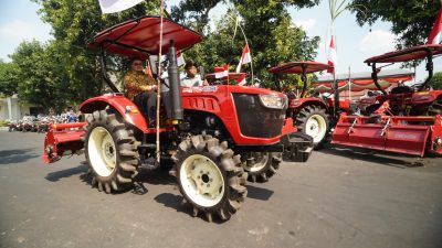 Dukung Peningkatan Produksi, Mas Dhito Salurkan 216 Bantuan Alsintan untuk Petani Kediri